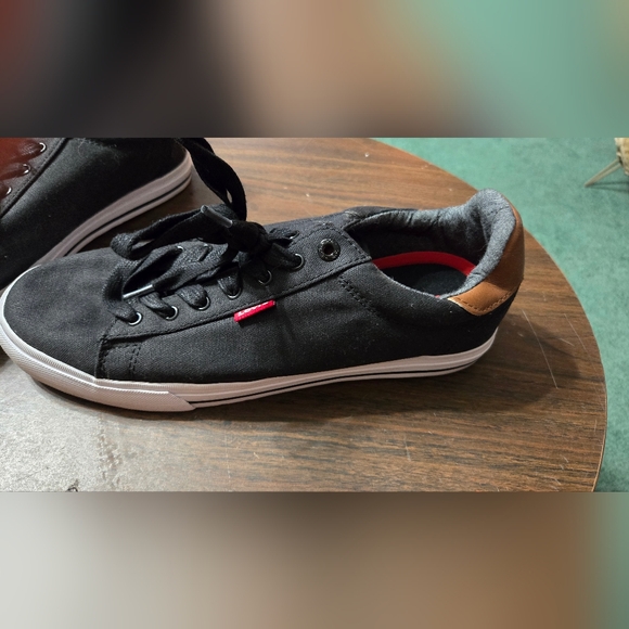 New Levi's converse type canvas shoe - Picture 4 of 4